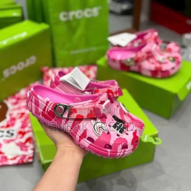 Crocs Classic Bape Clogs Pink · Photo 1