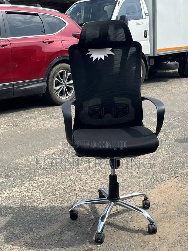 Padded Swivel Chair · Photo 1