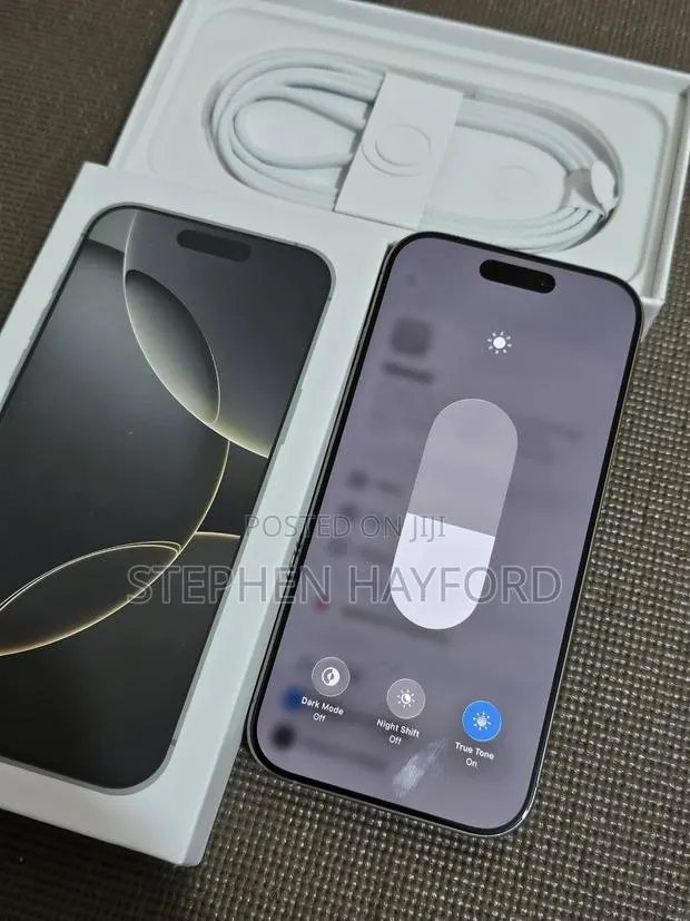 Apple iPhone 16 Pro Max 256 GB Gold · Photo 1