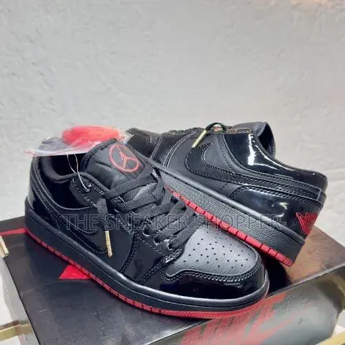 Jordan One Low Benz Black and Red · Photo 1