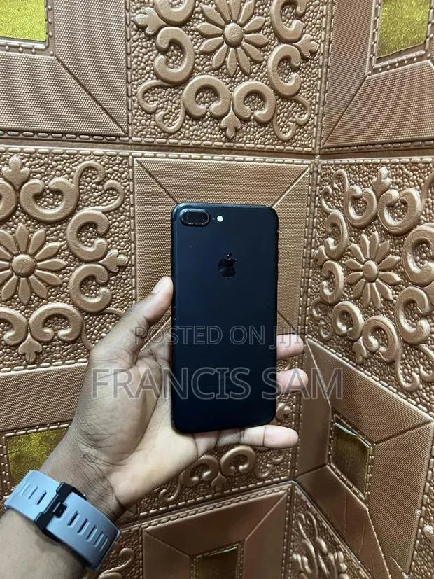 Apple iPhone 7 Plus 32 GB Black · Photo 1