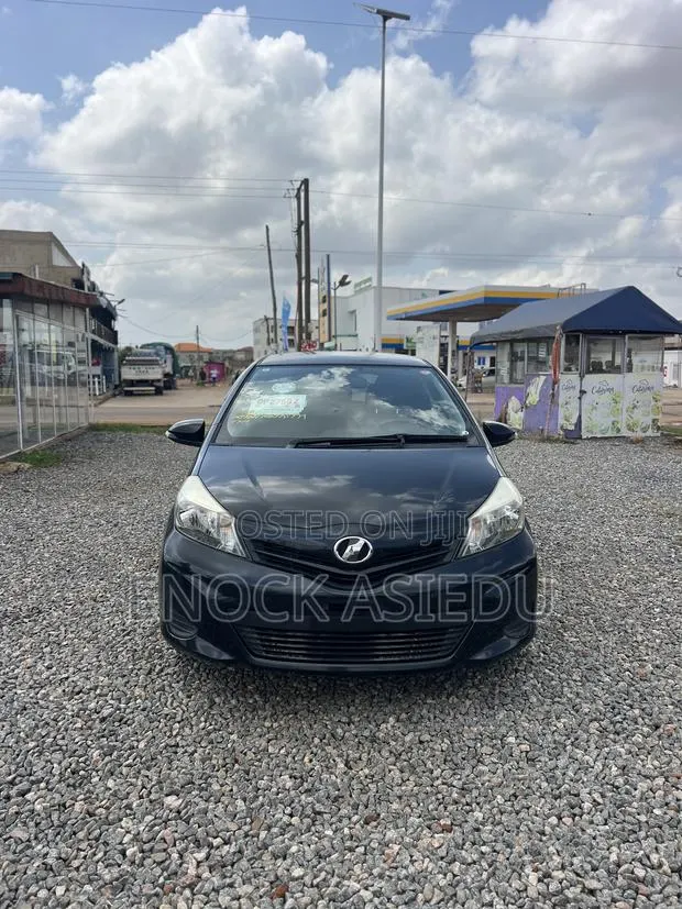 Toyota Vitz 1.3 AWD 3dr 2014 Black · Photo 1
