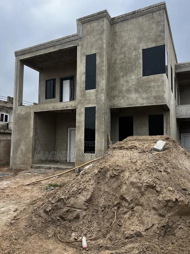 Duplex Uncompleted 4 Bedroom for Sale at Lakeside Estate · Photo 1