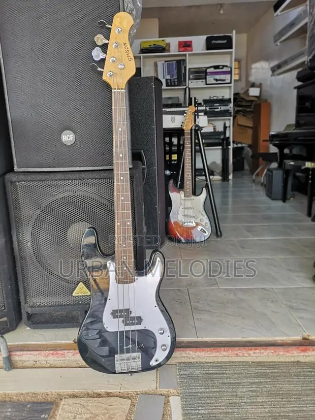 Givson Passive Bass Guitar · Photo 1