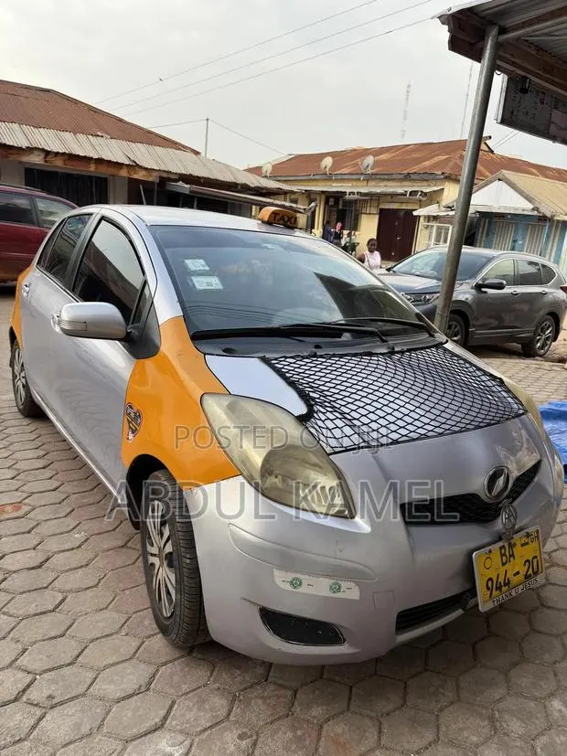 Toyota Vitz 2010 Silver · Photo 1