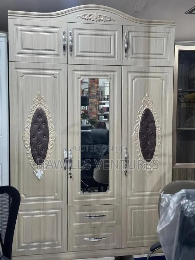Modern 3 Doors Wardrobe · Photo 1