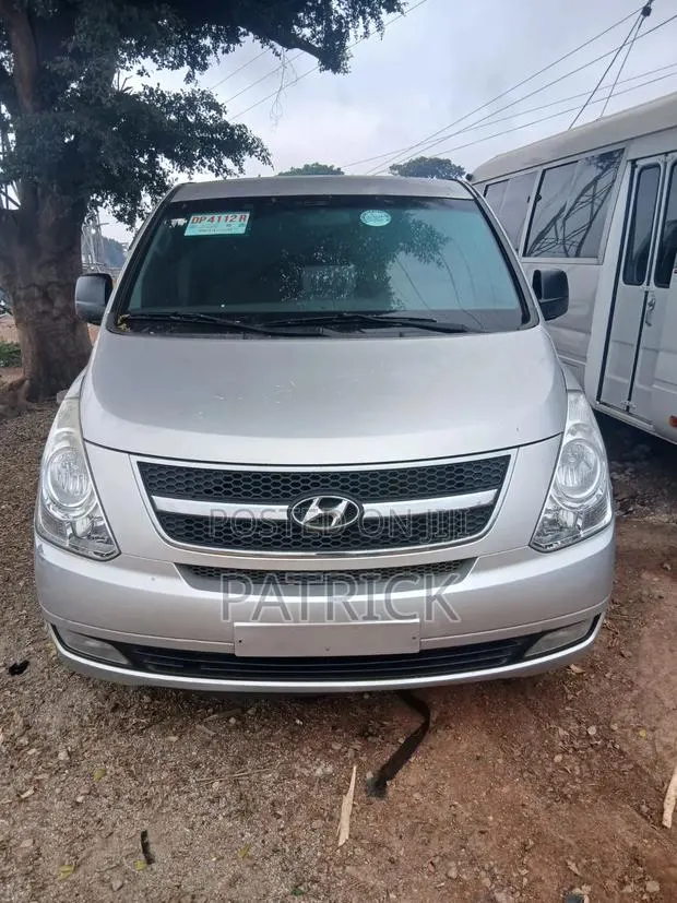 Hyundai Starex 2014 Silver · Photo 1