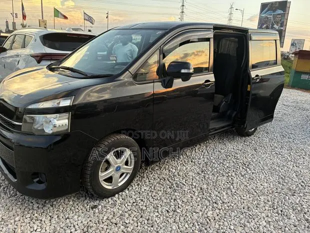 Toyota Voxy 2013 Black · Photo 1