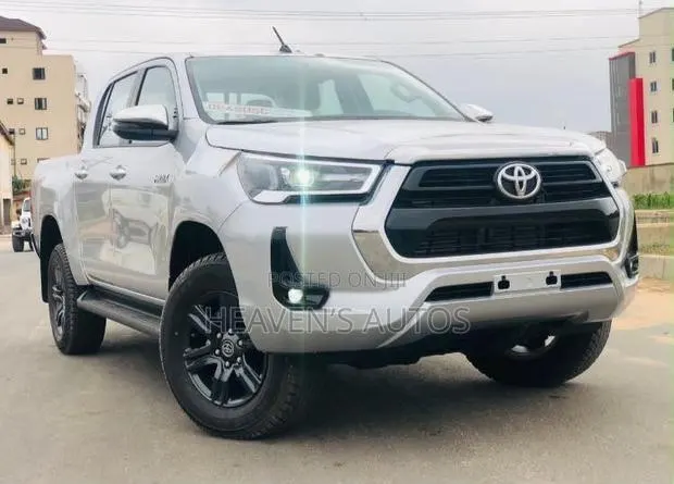New Toyota Hilux 2025 Silver · Photo 1