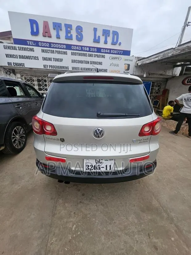 Volkswagen Tiguan SE 4Motion 2011 Silver · Photo 1