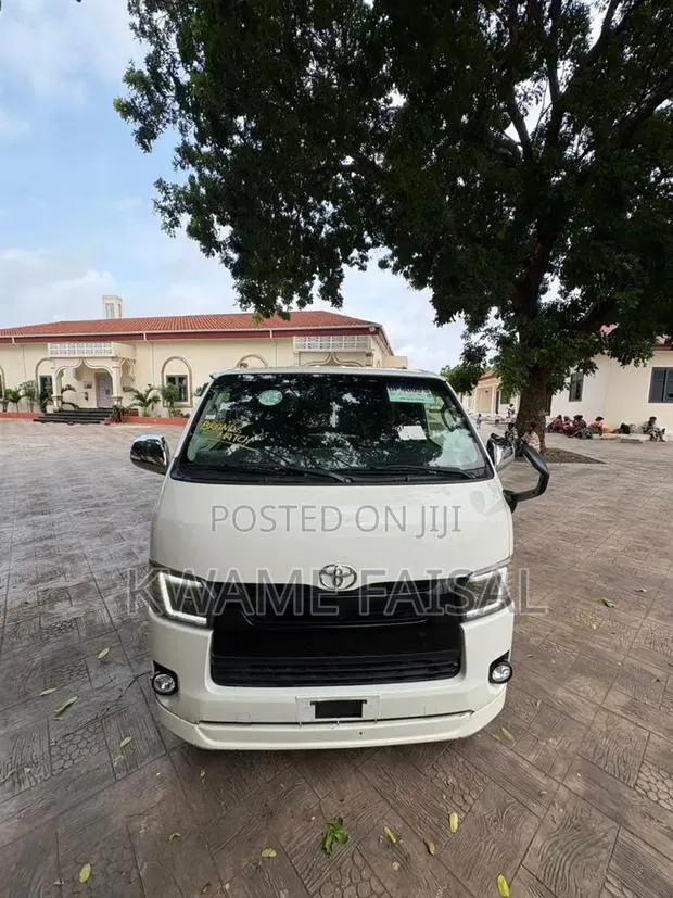 Toyota HiAce 2016 White · Photo 1