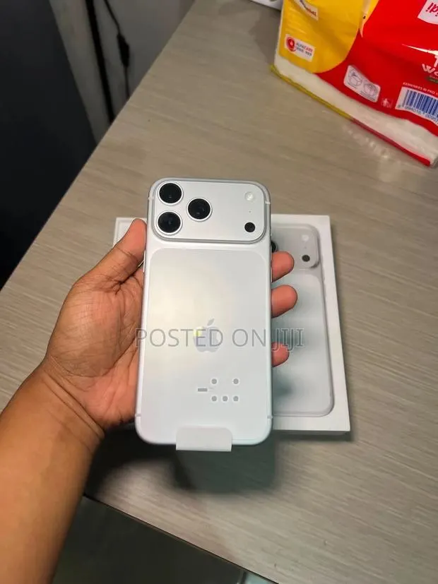 Apple iPhone 17 Pro Max 512 GB Silver · Photo 1
