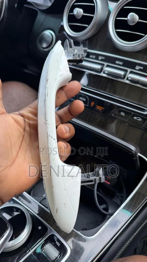 W205 Original Rear Right Door Handle · Photo 1