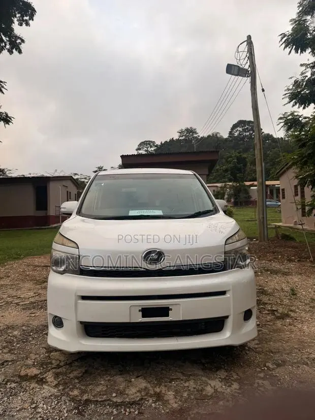 Toyota Voxy 2013 White · Photo 1