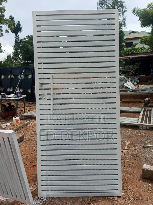 Single Metal Gate · Photo 1