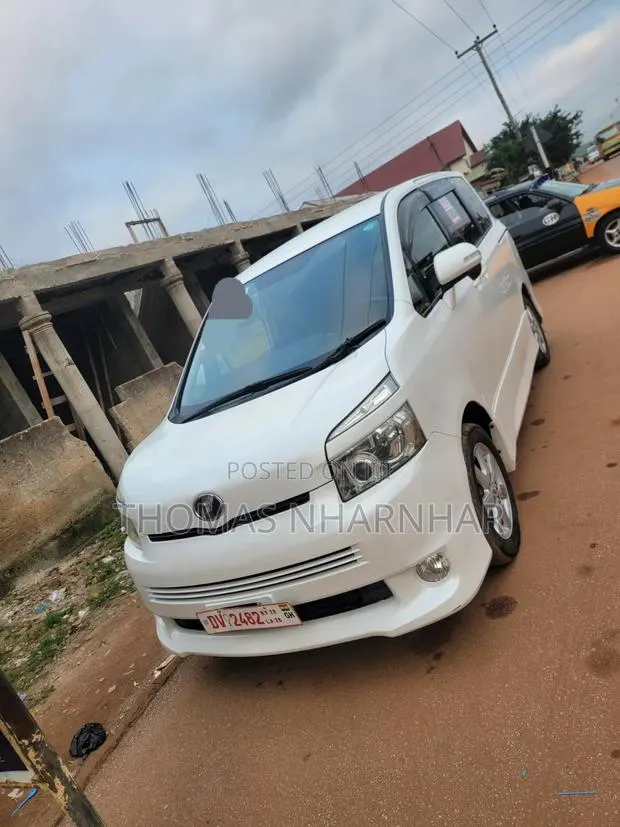Toyota Voxy V 2WD 8-Seater 2012 White · Photo 1