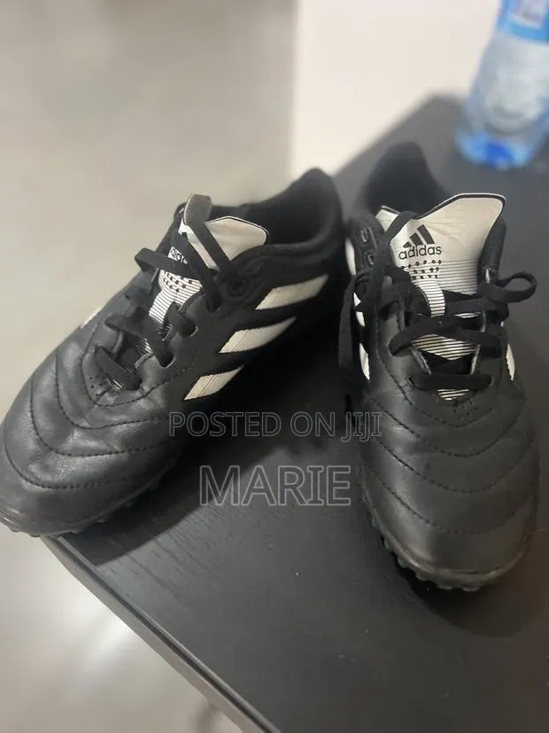 Kids Adidas Football Shoes · Photo 2
