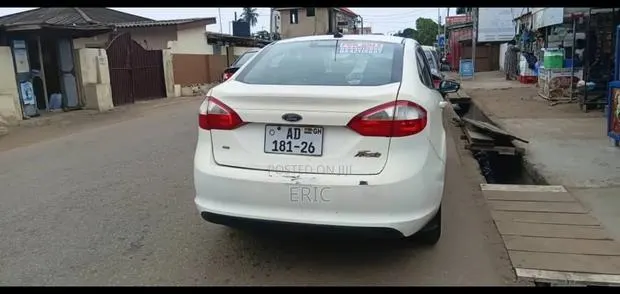 Ford Fiesta SE 4dr Sedan (1.6L 4cyl 5M) 2015 White · Photo 1