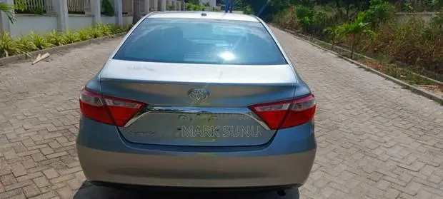 Toyota Camry LE 4dr Sedan (2.5L 4cyl 6A) 2016 Gray · Photo 1