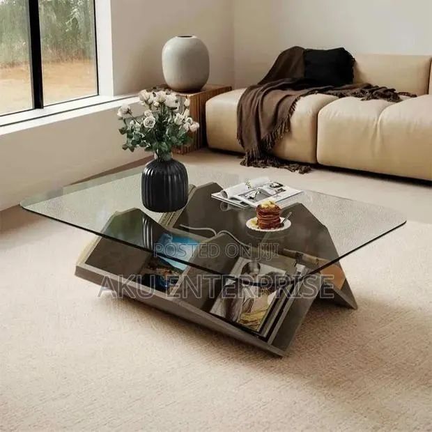 Italian Minimalist Artistic Glass Coffee Table · Photo 1