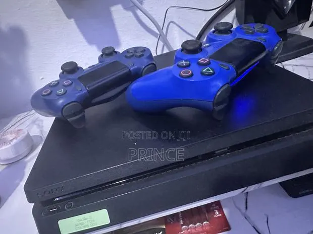 PlayStation 4 Slim · Photo 1