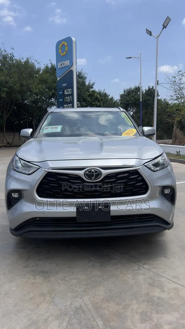 Toyota Highlander XLE 2021 Silver · Photo 1