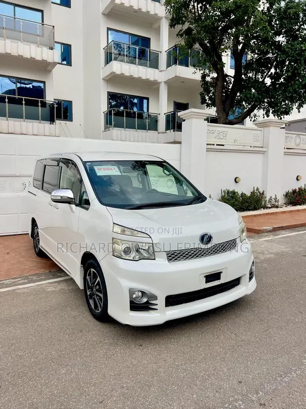 Toyota Voxy X 2WD 8-Seater 2012 White · Photo 1