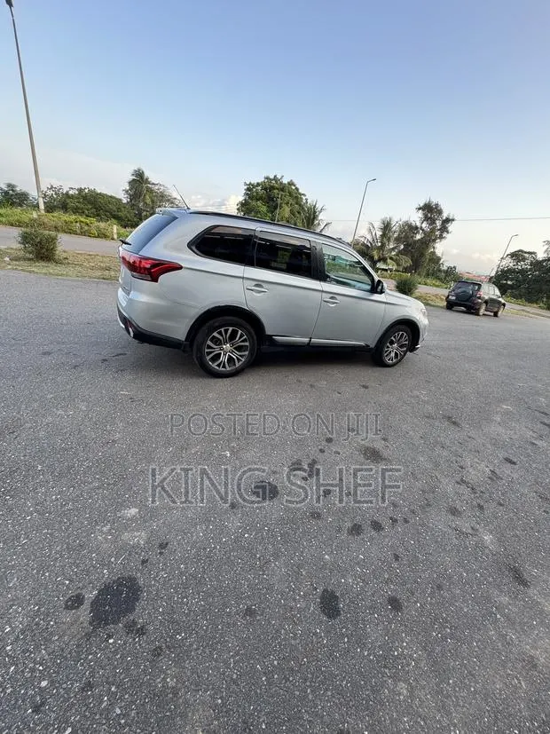 Mitsubishi Outlander 2018 Gray · Photo 1