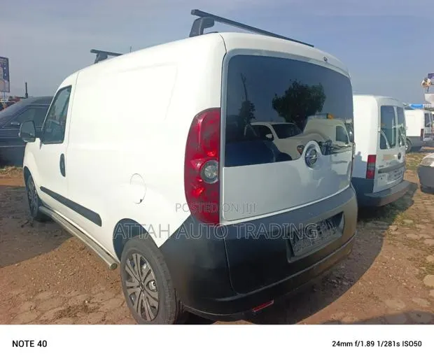 Opel Vivaro 2015 White · Photo 1