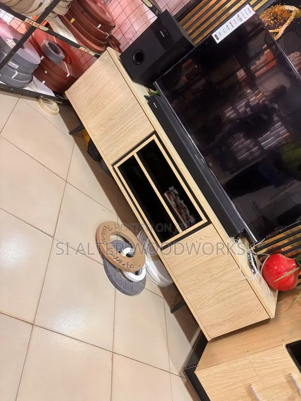 Oak TV Stand · Photo 1