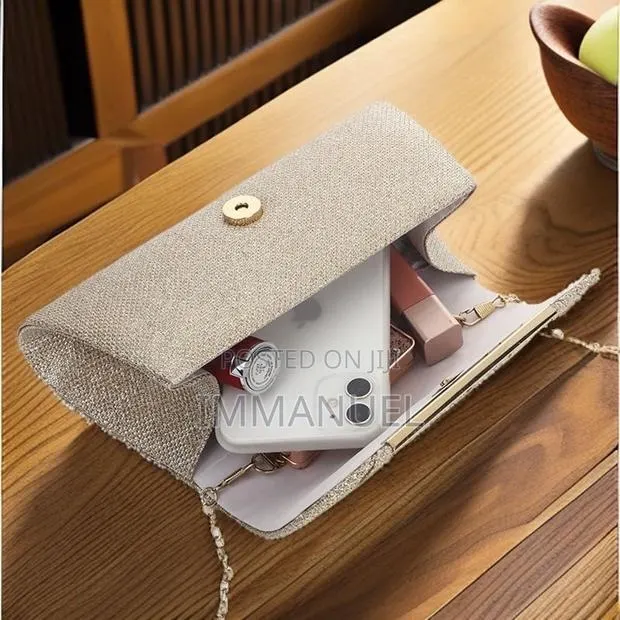 Cute Ladies Clutch · Photo 4