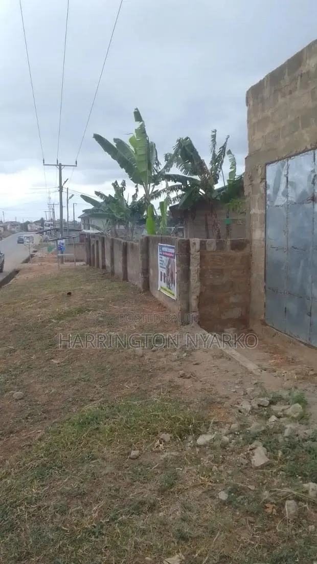 2 Stores by a Busy Road at Kasoa Opeikuma for Rent · Photo 1