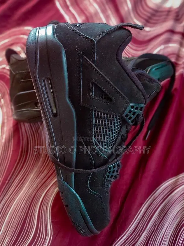 Air Jordan 4 Retro Black · Photo 1