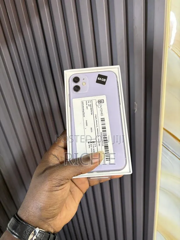 New Apple iPhone 11 64 GB · Photo 1