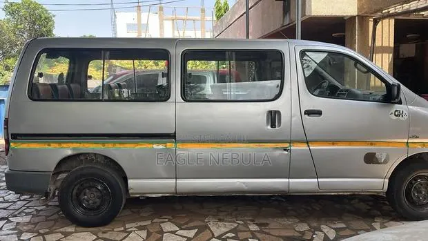 Toyota HiAce 2010 Red · Photo 1