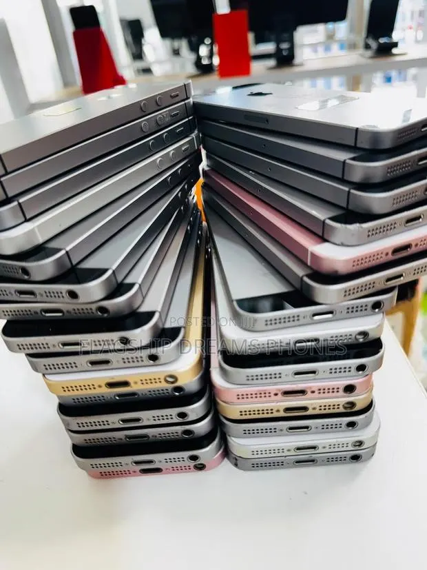 Apple iPhone SE 64 GB Black · Photo 1