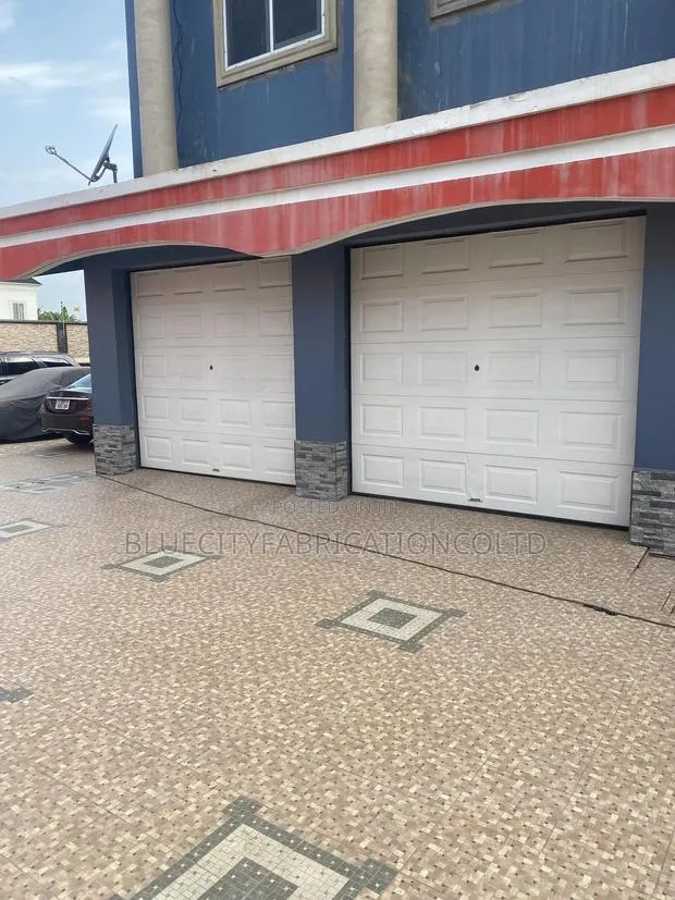 Automatic Garage Door · Photo 1