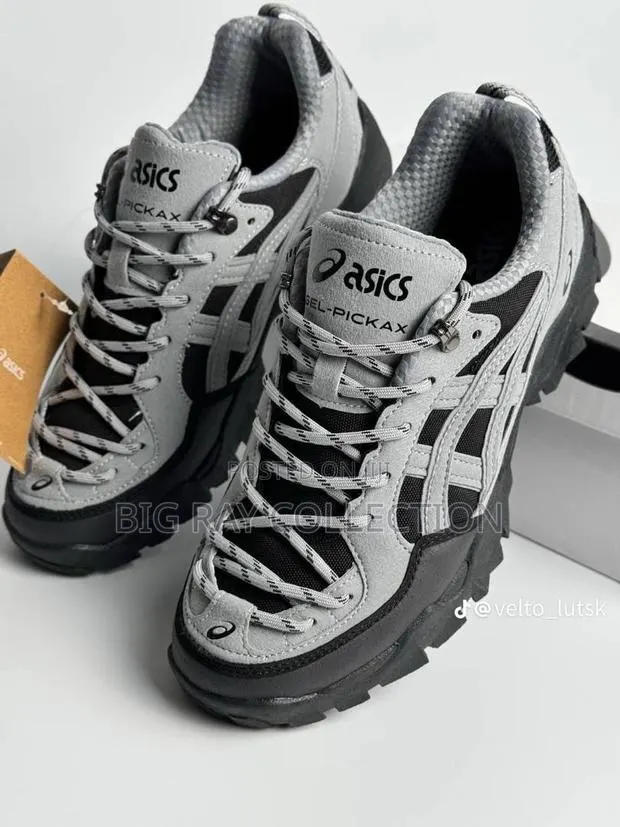 Solid Grey ASICS Sneaker · Photo 1