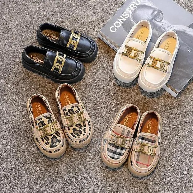 Children’S Shoes in Size 33 · Photo 1