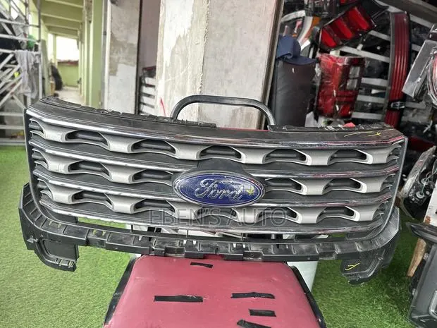 Used Grille for Ford Explorer 2017-2020 Model · Photo 1