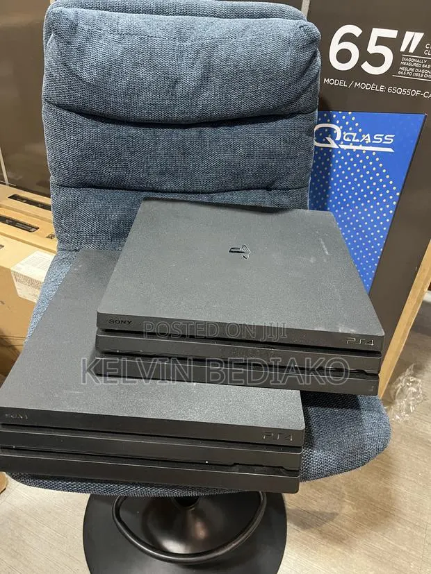Ps4 Pro With Controller · Photo 1