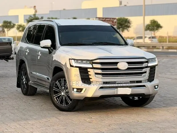 Toyota Land Cruiser 2024 Silver · Photo 1