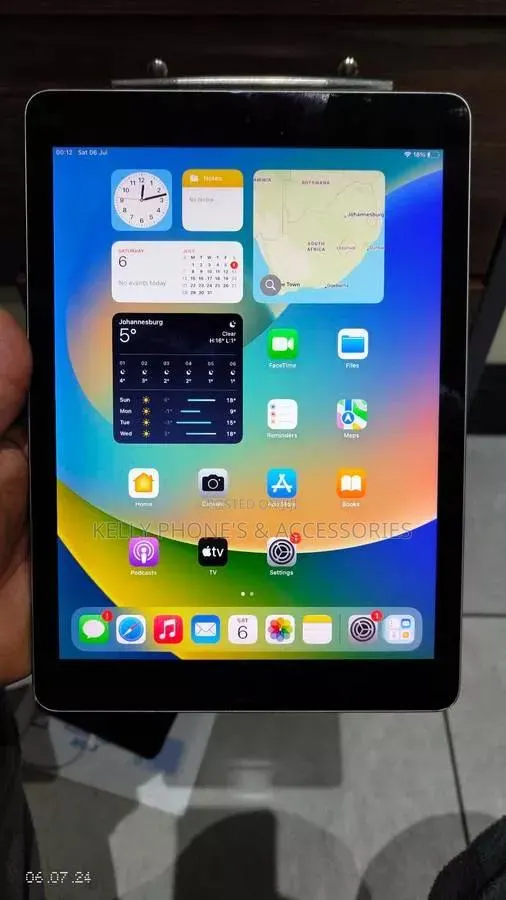 Apple iPad 9.7 4 GB Black · Photo 1