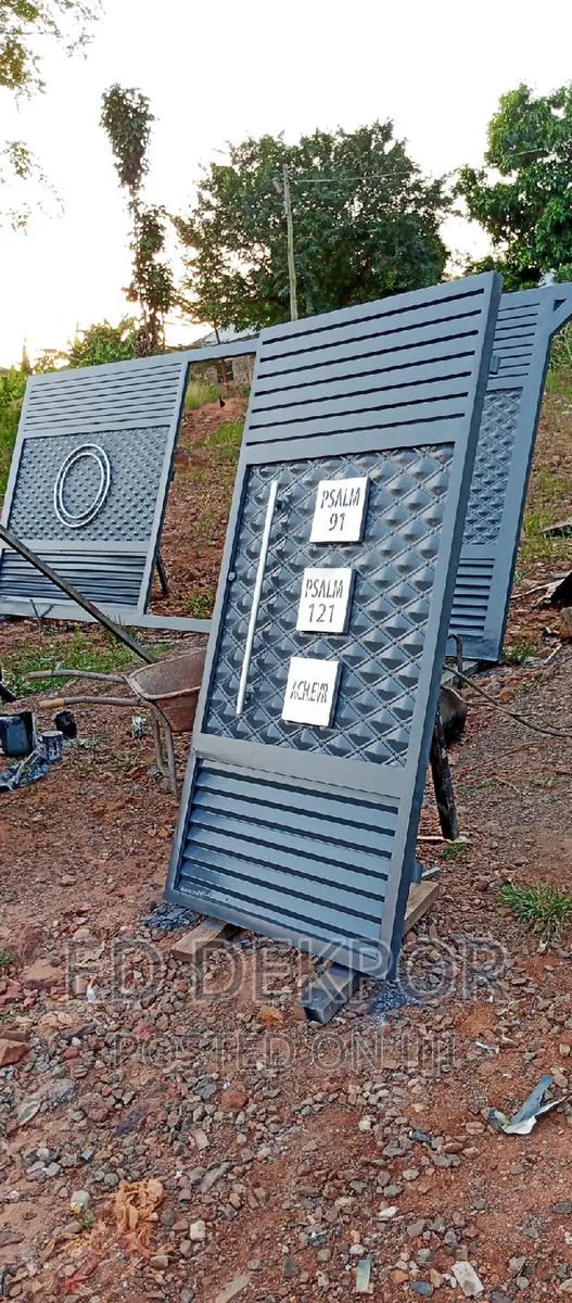 Single Small Gate · Photo 1
