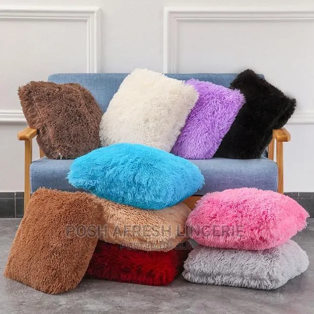 Fluffy Pillows Throw/ Armrest/ Fur · Photo 1