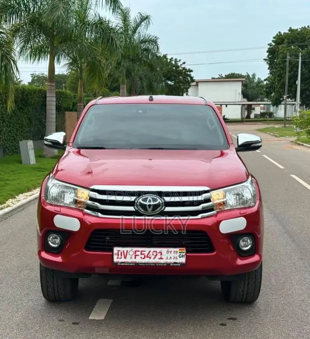 Toyota Hilux 2017 Red · Photo 1