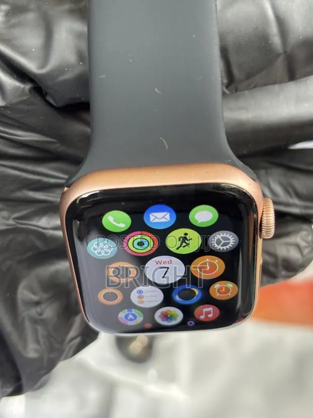 Apple Watch Series 4 44mm · Photo 1