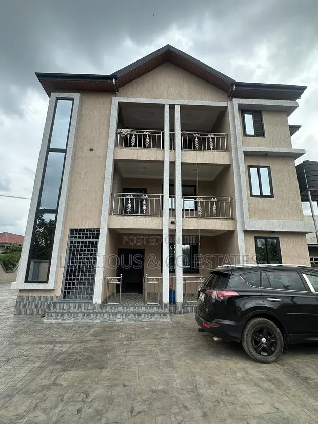 6bdrm House in New-Juaben Municipal for sale · Photo 1