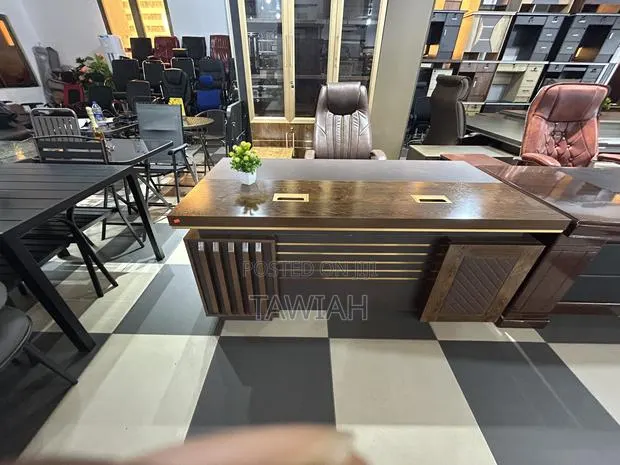 Molding Executive Office Desk · Photo 1