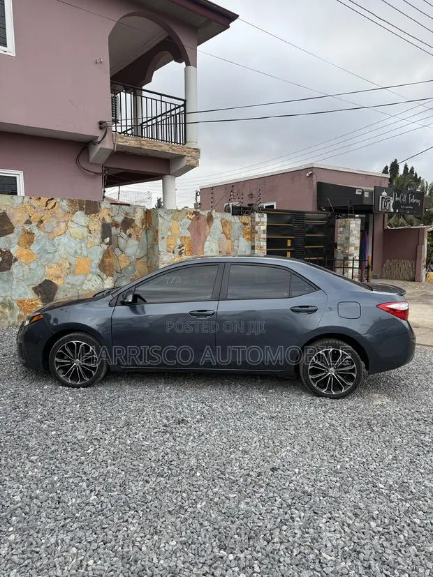 Toyota Corolla SE 4dr Sedan (1.8L 4cyl CVT) 2017 Gray · Photo 1